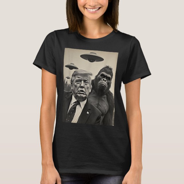 Lustigt Trump Bigfoot Selfie med Ufos Konstig Alie T Shirt (Framsida)