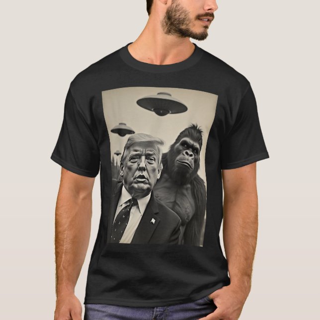 Lustigt Trump Bigfoot Selfie med Ufos Konstig Alie T Shirt (Framsida)
