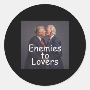 Lustigt trump och Biden Kissing Runt Klistermärke
