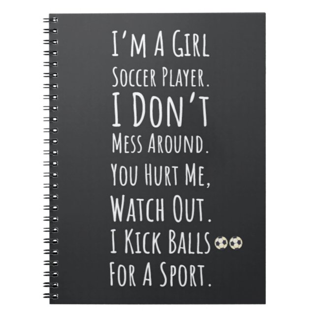 Lustigt unga fotbollsflickor ger spelarsporter til anteckningsbok (Framsidan)