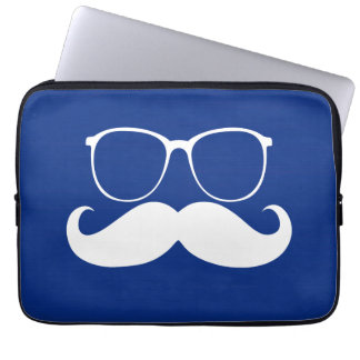 Lustigt vitt mustache-glas på blå bakgrund laptop sleeve