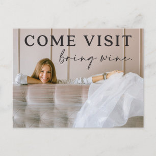 Lustigt vykort för Flytta avisering med foto