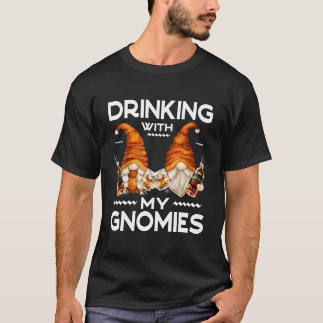 Lustigt Whiskey Gnome som säger För manar dryck me T Shirt (Framsida)