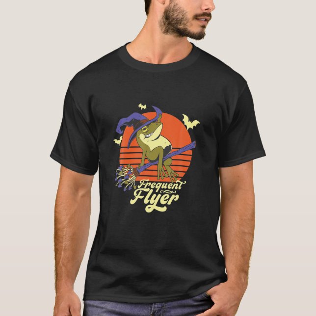 Lustigt Witch Frog Frequent Flyer Toad Riding Broo T Shirt (Framsida)