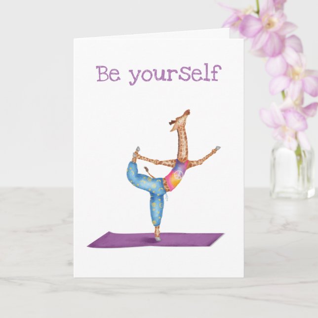 Lustigt yoga giraffe 'Be dig själv'-kort Kort (Orkide)