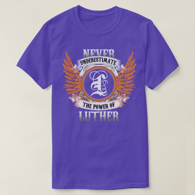 Luther Namn Shirt underskattar aldrig T Shirt (Design framsida)