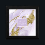 Lux Bläck Lavender Abstrakt Bröllopsfest-ID990 Minnesask<br><div class="desc">Anpassad design med en alkoholhaltig bläck-abstrakt i skuggor från mjuk lavender till lilak lila med glittrande guld-accenter är perfekt för ett romantiskt och elegant bröllop tema. Den koordinerande presentlåda för bröllopsfest som visas här innehåller en mall som gör att du enkelt kan lägga till bröllopsfestens datum, namn och bröllop. Sök...</div>
