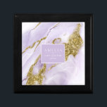 Lux Bläck Lavender Abstrakt Bröllopsfest-ID990 Minnesask<br><div class="desc">Anpassad design med en alkoholhaltig bläck-abstrakt i skuggor från mjuk lavender till lilak lila med glittrande guld-accenter är perfekt för ett romantiskt och elegant bröllop tema. Den koordinerande presentlåda för bröllopsfest som visas här innehåller en mall som gör att du enkelt kan lägga till bröllopsfestens datum, namn och bröllop. Sök...</div>