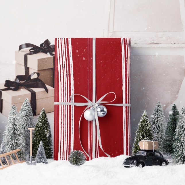 Lux jul White Rand på Red Wrapping Papper Presentpapper (Wrap your holiday treasures in love and nostalgia with TCK&Co's Lux Christmas White Stripes design.)