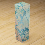 Luxe Marble | Facklig Gult och Coral Teal Vein Presentask För Vinflaska<br><div class="desc">Underskattad och sofistikerad marmor i en muterad vattenfärgspalett med dammigt blått, skiffer grått, silver och grönt med guld. Den här handmålade övertoningen lägger till perfekten färg. Från samlingen "Modern Watercolor Marbles" har den här designen abstrakt-vätskeströmmar som skapar en coola mönster som accentueras av ventiler från glitter för att skapa struktur....</div>