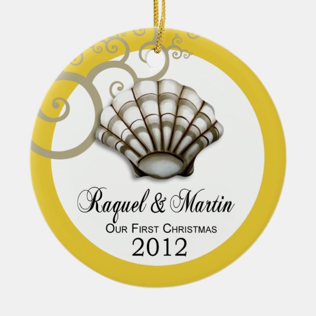 Luxe snäckskal vår första jul (yellow|white) julgransprydnad keramik (Framsidan)