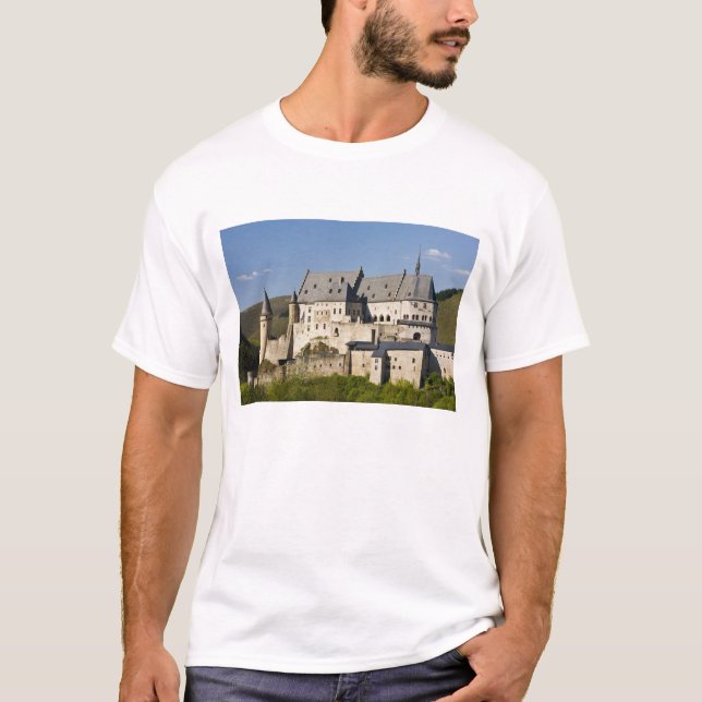 Luxemburg, Vianden. Vianden Chateau (b) 15:e T Shirt (Framsida)
