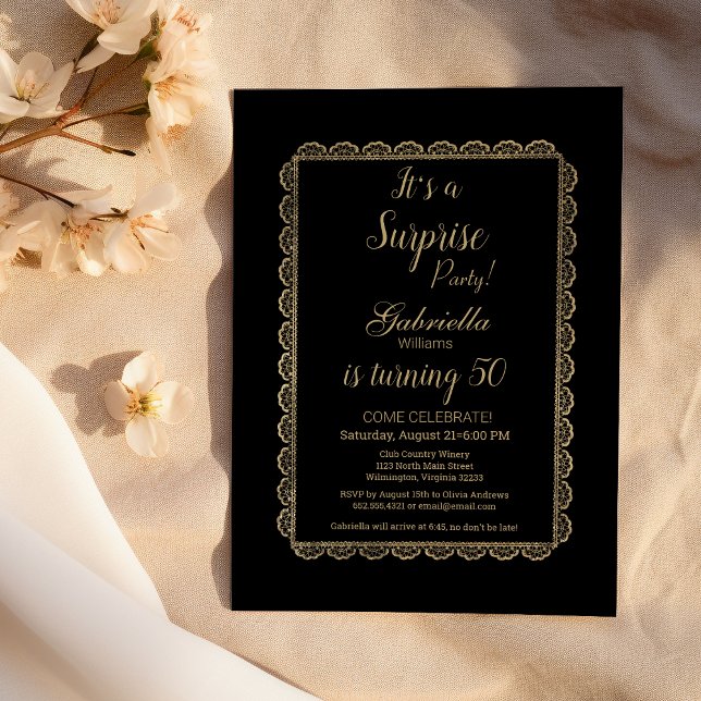 Luxsvart chic guld blommigt snöre Surprise Party Inbjudningar (Luxury black chic gold floral lace Surprise Party)