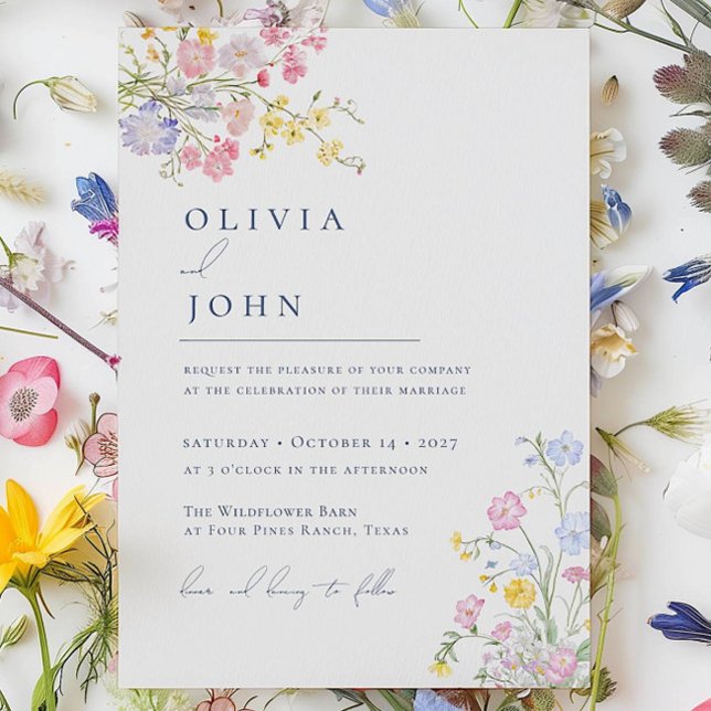 Luxuösa Eleganta Vildblommor Dammig Blå Bröllop Inbjudningar (Lush Elegant Wildflowers Dusty Blue Wedding Invitation)