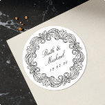Luxuriös Baroque Rulla Bröllop Namn & Date Runt Klistermärke<br><div class="desc">Förbättra händelsemateriet och gynna med de här fängslande anpassningsbarna. Den här designen har ett utsökt cirkulär gräns av ornate Baroque-rullverk, som elegant utformar personligen namn och händelsemedatum. Dessa högkvalitativa, skal- och pipetiketter erbjuder den bästa bekvämligheten, vilket ger en polerad och storslagen bild i sekunder för bröllop sälar, party favors på...</div>