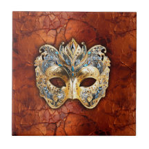 Luxuriös venetiansk mask på rödrost bakgrund