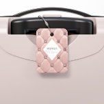 Luxuriöst Ro Guld Tuftad monogram Bagagebricka<br><div class="desc">Vår "lyxaktiga tuftade" samling har vackra ro guld och guld tuftade bakgrunder med rinestoner. I mitten finns en platshållare för diamantform för monogram och affärsinformation i olika färg. Sök efter fler kompletterande objekt från den här samlingen i vår butik.</div>