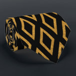 Luxurious Guld Geometric Neck Tie för manar's Stil Slips<br><div class="desc">Äg rummet med den lyxiga guld-geometriska nekturen. Dess meriserande guld diamant mönster på en djup svart fält utstrålar förtroende och hög stil. En viktig påstående-slips för den moderna människans krigsherre,  perfekt för alla storskaliga händelser.</div>
