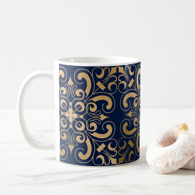 Luxurious Ornate Guld Kaffemugg (Med munk)