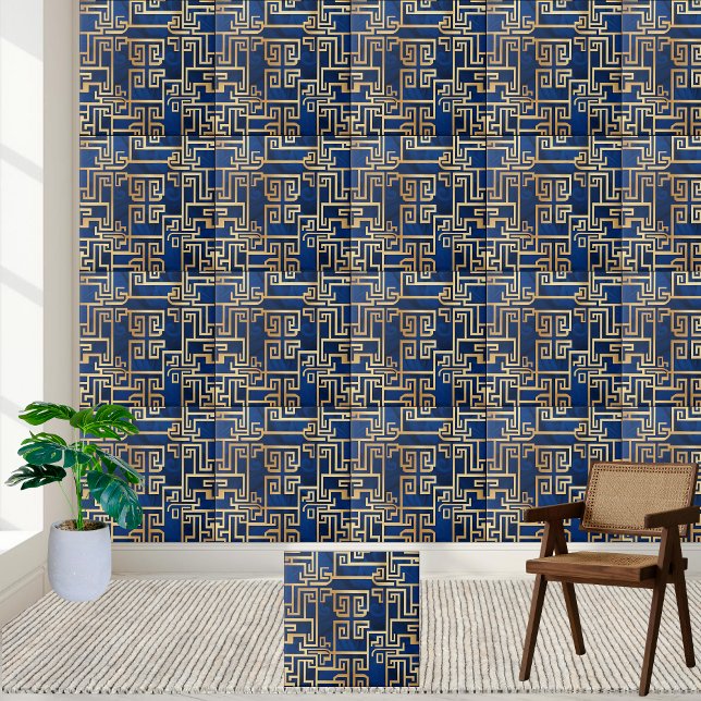Luxurit Guld, Greklands Nyckel Mönster på djupt bl Kakelplatta (Luxurious Gold Greek Key Pattern on Deep Blue Ceramic Tile)