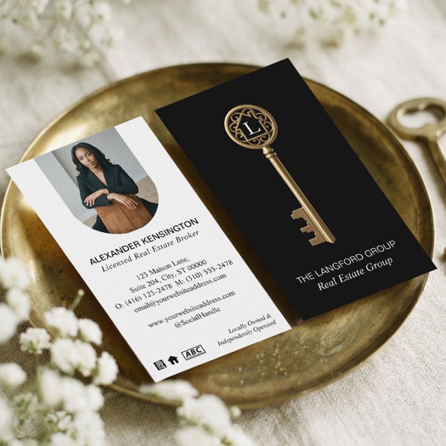 Luxury Black Gold Monogram Key Real Estate Agent Visitkort (Luxury Black Gold Monogram Key Real Estate Agent Business Card)