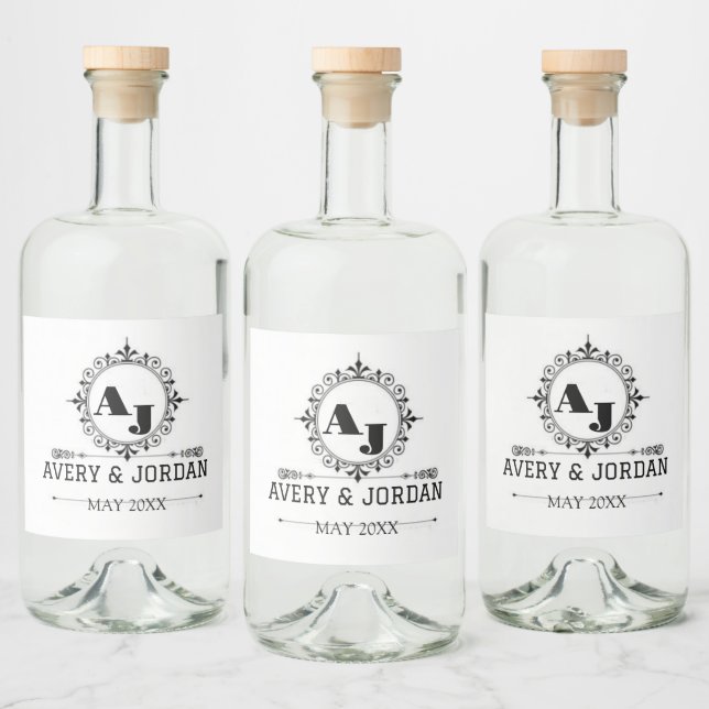 Luxury Elegant Monogram with Initials white Spritflaskor Etikett (Flaskor)