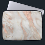 Luxury ro-guld faux marble struktur laptop fodral<br><div class="desc">Vita och ro-guld lyxfaux marble struktur. Valfritt monogram.</div>
