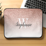 Luxury Ro Guld Ombre Faux Glitter Monogram<br><div class="desc">Med den här sleeven i chicen kan du lägga till en gnutta glöd till din bärbara dator,  som har en bakgrund mönster från ro guld i faux glitter. Anpassa den med det inledande vita serif-teckensnittet och ditt namn i ett charkol-grått-handskriftsskript med stil-pensel.</div>