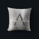 Luxury Silver Brushed Metall Monogram Namn Initial Kudde<br><div class="desc">Luxury Silver Foil Brushed Metall Monogram Namn och Initial Pillow. Kudden ger perfekten åt någon som dekorerar hennes rum i silver.</div>