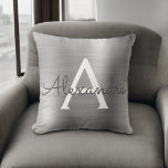 Luxury Silver Brushed Metall Monogram Namn Initial Kudde<br><div class="desc">Luxury Silver Foil Brushed Metall Monogram Namn och Initial Pillow. Kudden ger perfekten åt någon som dekorerar hennes rum i silver.</div>