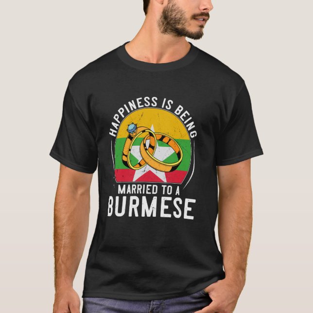 Lycka är att vara gift med en burmesisk bröllop t shirt (Framsida)
