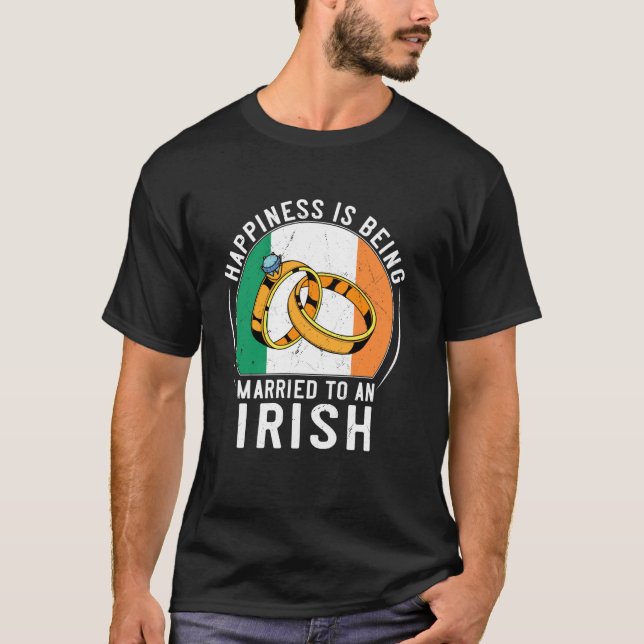 Lycka är att vara gift med ett irländskt bröllop t shirt (Framsida)
