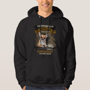 Lycka är en gammal man med en Beer Chihuahua Sitt Hoodie
