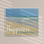 Lycka är ett "Warm Beach Funny Seaside Home" Poster<br><div class="desc">Ett vackert markcitat poster med ett vackert foto av havsbottnen med en söt sandpiper som står kant i havet vinkara på en solig sommardag. Lycka är en varm strand. En söt hemutskrift på ön med roligt på ord. Var lycklig,  du är vid kusten.</div>