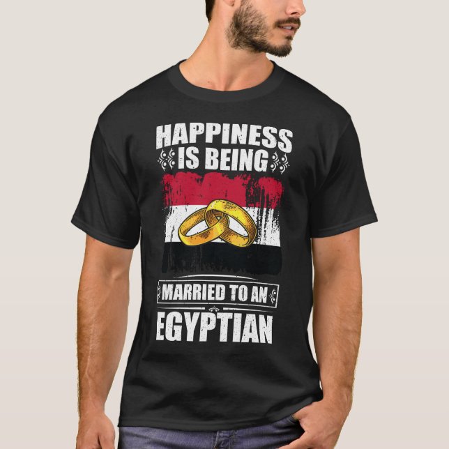 Lycka är gift med en egyptier t shirt (Framsida)