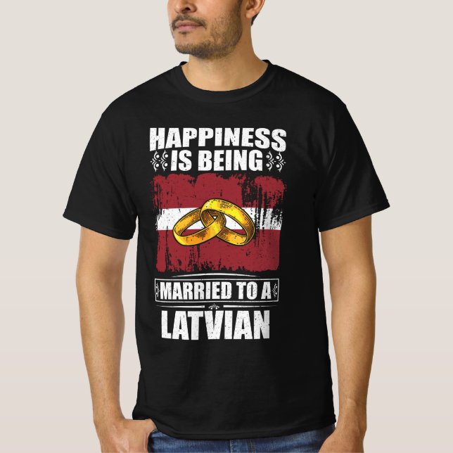 Lycka är gift med en lettisk medborgare t shirt (Framsida)