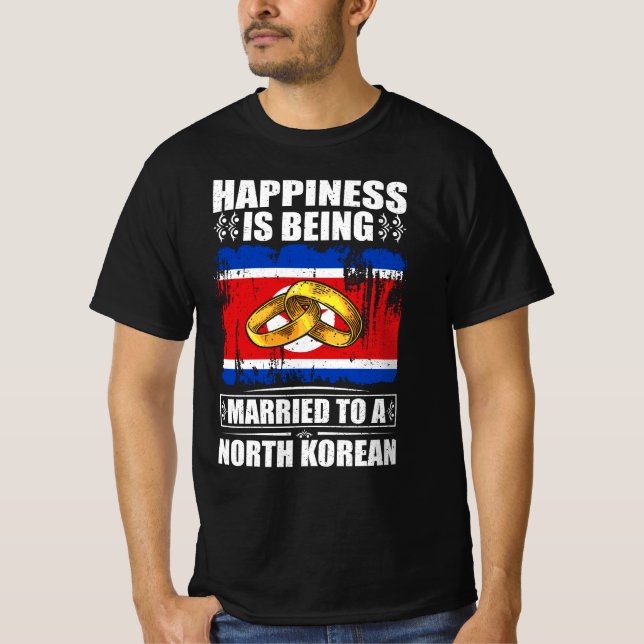 Lycka är gift med en nordkoreansk t shirt (Framsida)