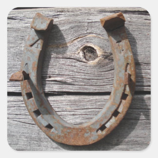 Lycka till Horseshoe on Wooden Fence Stickers Fyrkantigt Klistermärke
