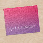 Lycka till Namn Script Rosa till Lila Ombré Funny Pussel<br><div class="desc">Snyggtens rosa av hallon till ljusövertoningspussel i lila har "Lycka till, [NAMN]" i ett vitt skript nära grund. Anpassa den roliga texten i sidlisten. Gör en underbar anpassningsbar för någon som kärlek är en utmaning. Om du vill se minsta ombré-design för andra objekt klickar du på länken "Rocklawn Arts". Copyright...</div>