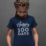Lycklig 100 dagars skolskjorta tröja<br><div class="desc">Fira 100 skoldagar med den här schalkboard-inspirerade skjortan med "lycklig 100 dagar" på framsidan och trickmärken på baksidan</div>