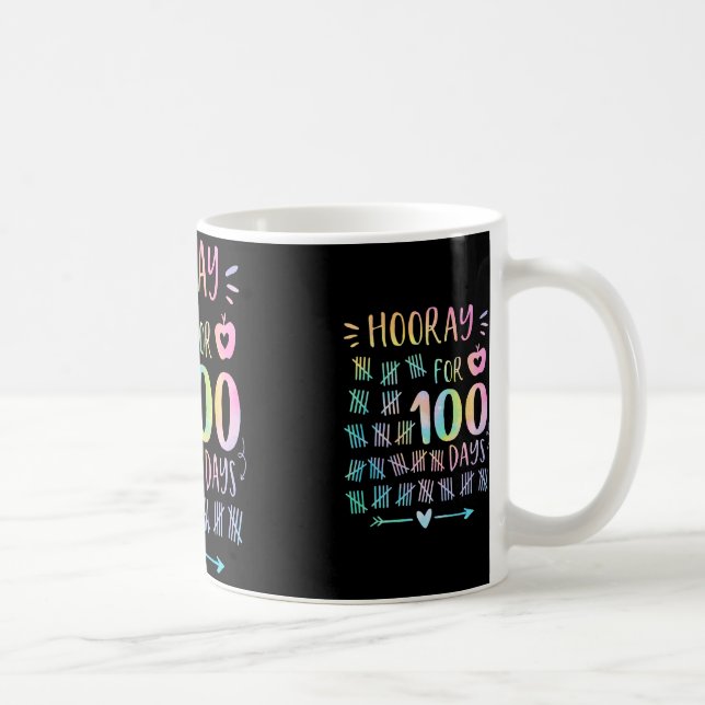 Lycklig 100-dagarsdag i skolhus i 100 dagar kaffemugg (Höger)