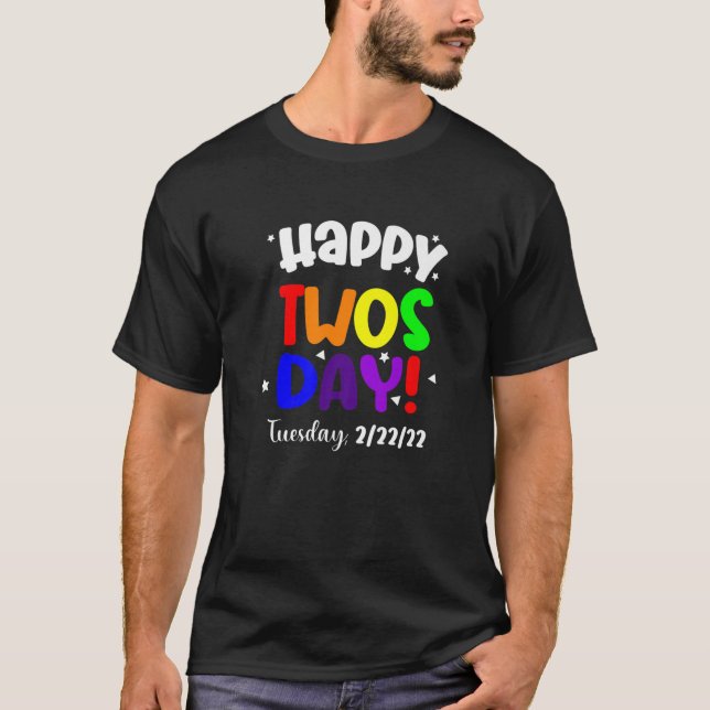 Lycklig 2/22/22 Tisdag 22 februari 2022 T Shirt (Framsida)