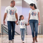 Lycklig 4:e juli Röd vit och blå T Shirt<br><div class="desc">Den moderna textdesignen lycklig 4 juli i år är röd,  vit och blå patriotisk.</div>