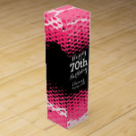 Lycklig 70:e födelsedag rosa flickaktigt vin vinlåda<br><div class="desc">Brevlåda med lätt rosa,  vit och svart flickaktigt för vin eller andra drycker. Läser Lycklig 70:e födelsedag Eleanor Vintage 1957,  anpassa dig med dina egna födelsetal,  namn och ålder. Grafik mönster och utformning av Sarah Trett.</div>