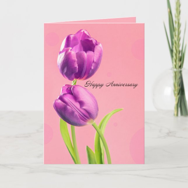 Lycklig-årsdagen för vackra Lila Tulips på Rosa Helgkort (Framsida)