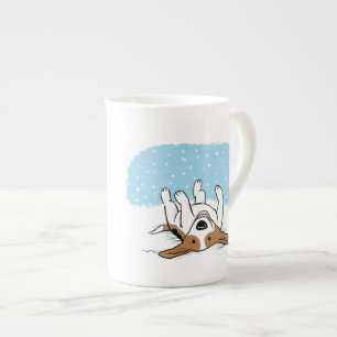 Lycklig Beagle som gläder sig åt Winter Snö Cut Benporslin Mugg