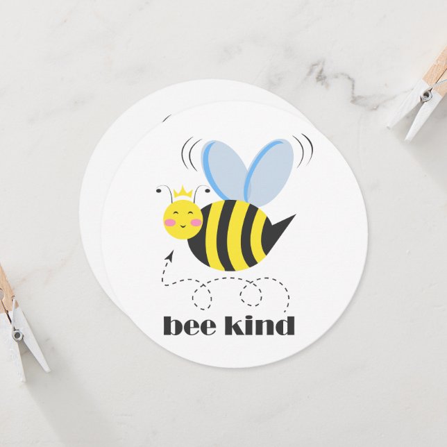 Lycklig bee prinsessan med krona och slogan Bee Ki Inbjudningar (Fram/Back In Situ)