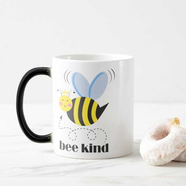 Lycklig bee prinsessan med krona och slogan Bee Ki Magisk Mugg (Med munk)