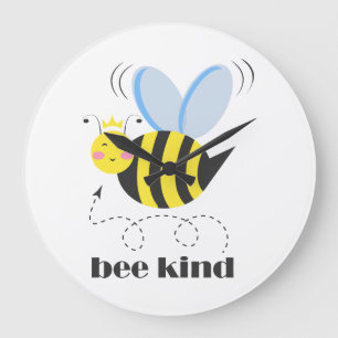 Lycklig bee prinsessan med krona och slogan Bee Ki Stor Klocka