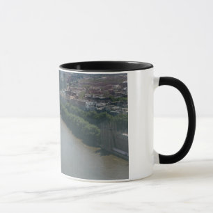 Lycklig beskådar mugg